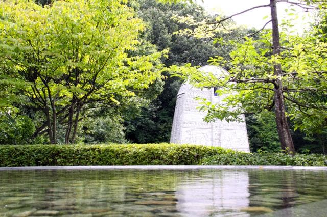 |浅蔵五十吉記念館|のすぐそばにある「九谷焼ビッグモニュメント」