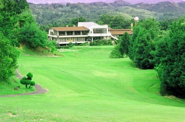 10番ホールよりクラブハウスを望む