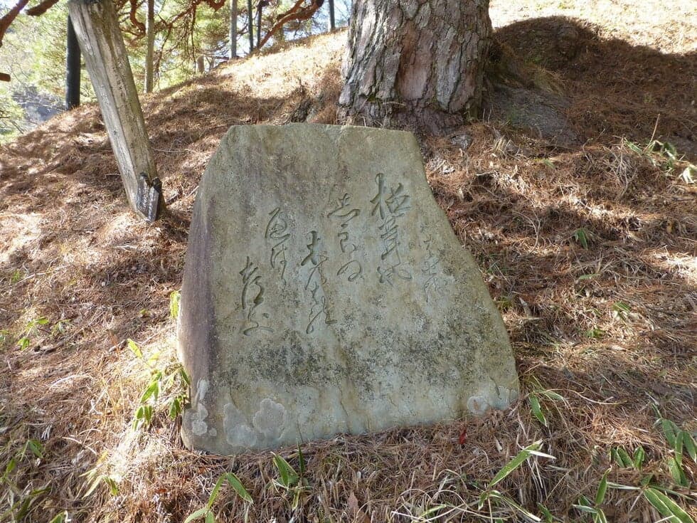 明治2、3年に建立された芭蕉の句の石碑
者世越 松茸や 志良ぬ木のはの 偏はり都支
はせを まつたけや しらぬこのはの へはりつき