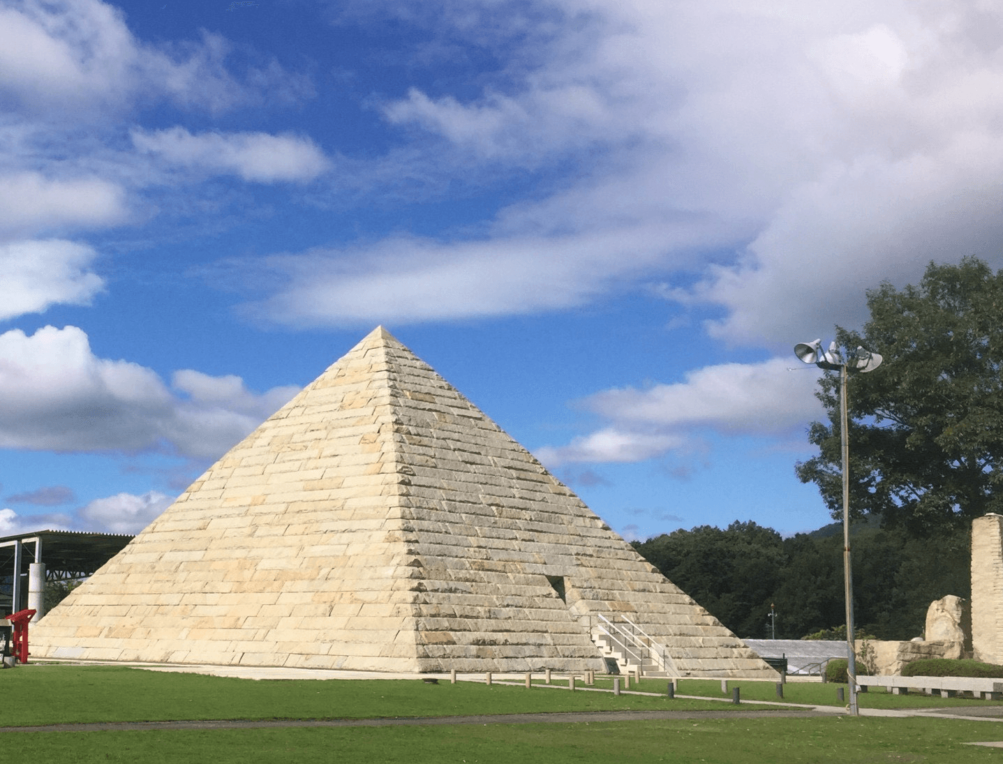 ストーンミュージアム博石館のピラミッド