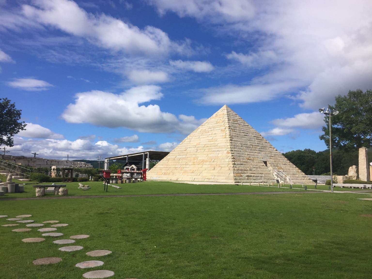 ストーンミュージアム博石館のピラミッド広場